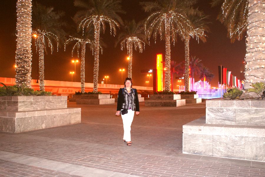 Vor dem Mall of Dubai